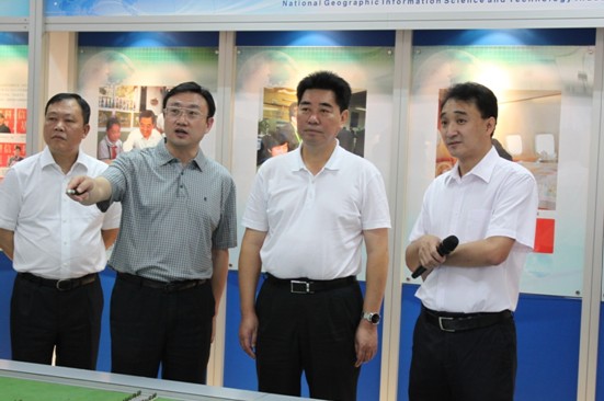 顺义在展厅向德阳市介绍产业园规划与发展前景